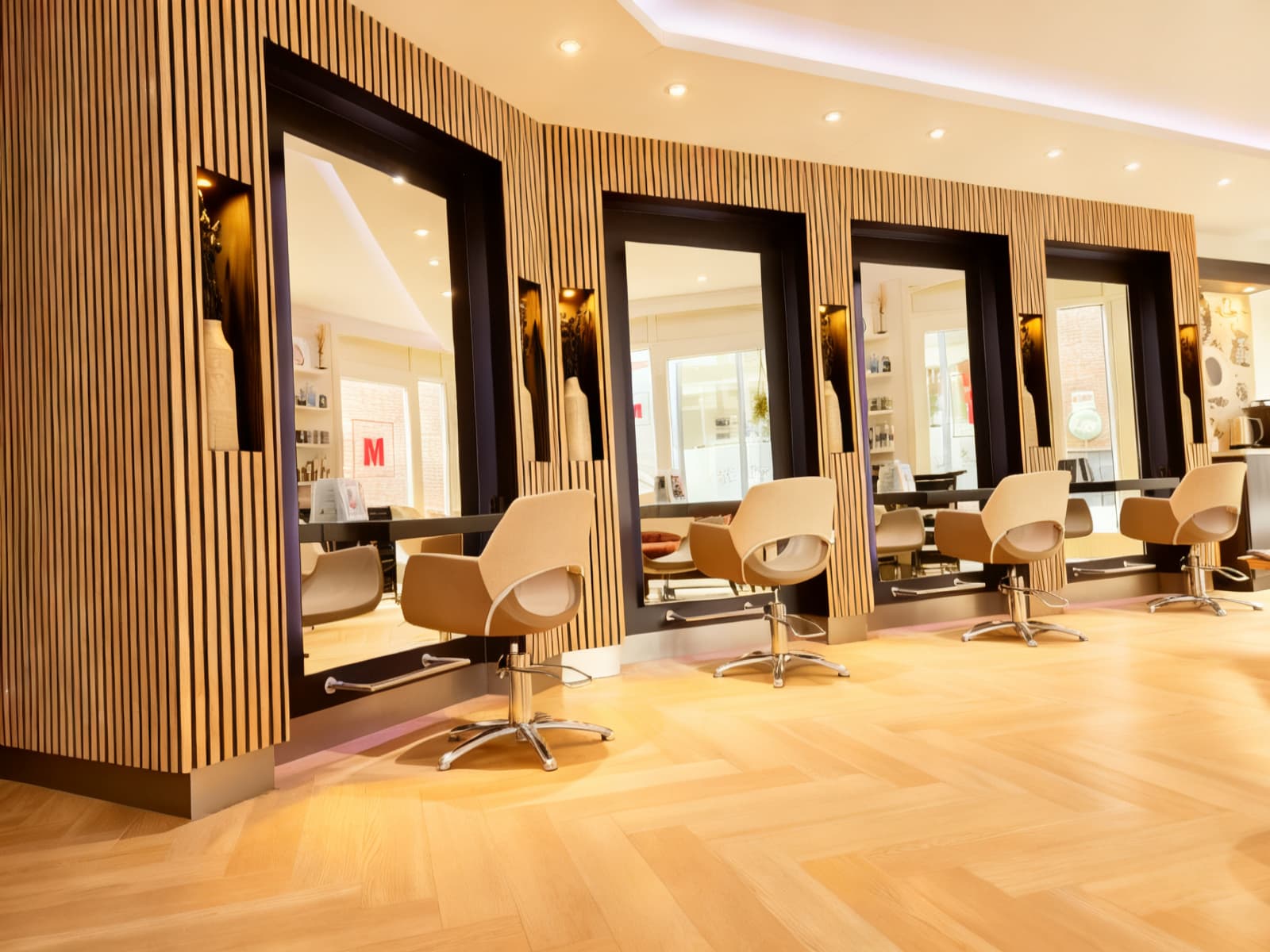Het interieur van Styling by M met houten lamelwanden en spiegels